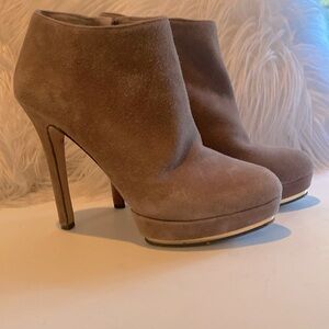 Tan suede heeled booties 👠👢